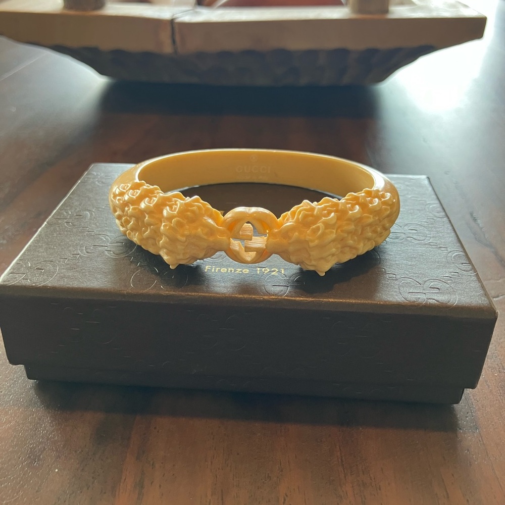 Gucci Cream Resin RUNWAY Bracelet RARE - Picture 5 of 6